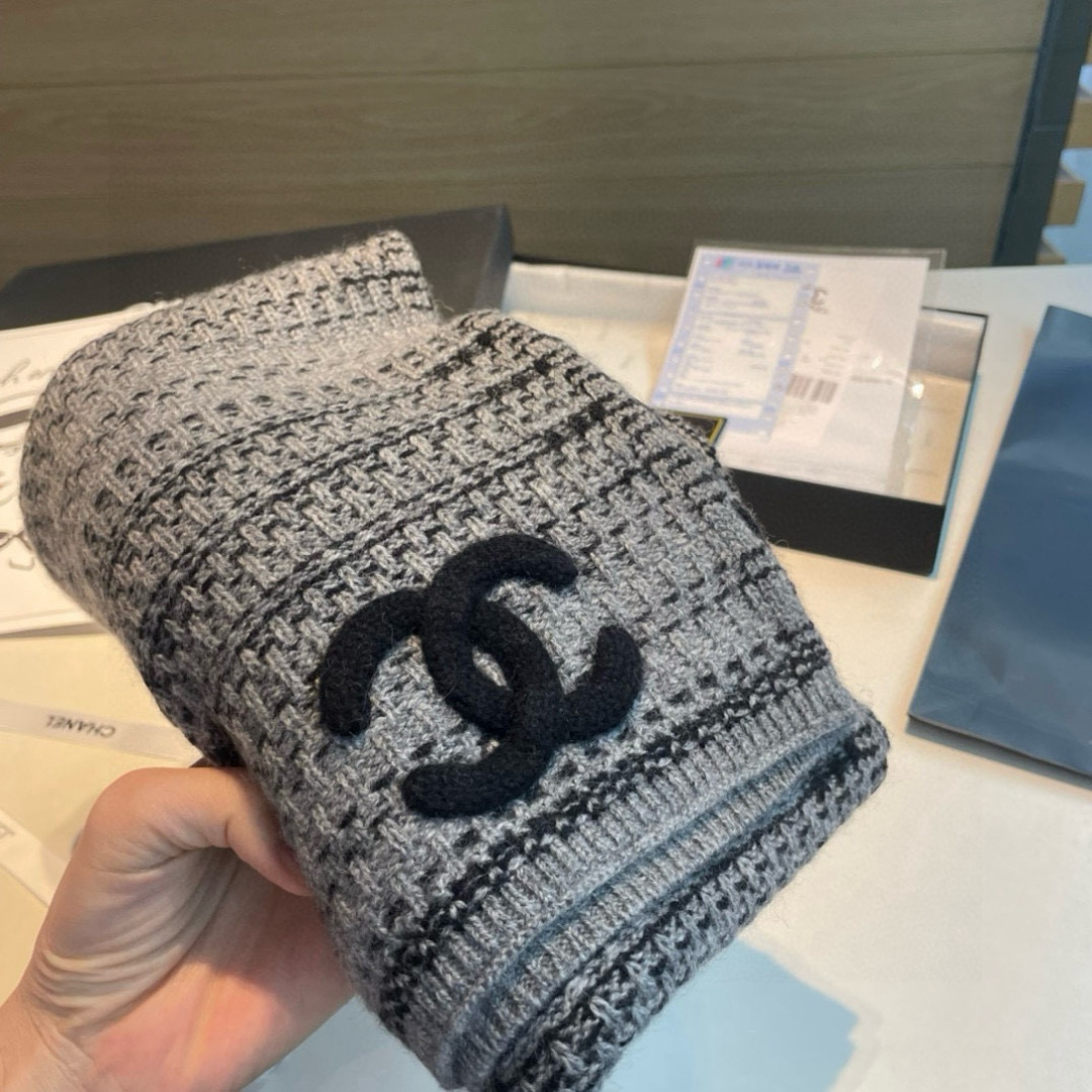  超级保暖Chanel秋冬新款！！！我能保证的是上身一定会喜欢，老友闭眼入。欢喜！！！搭配一切，HOLD