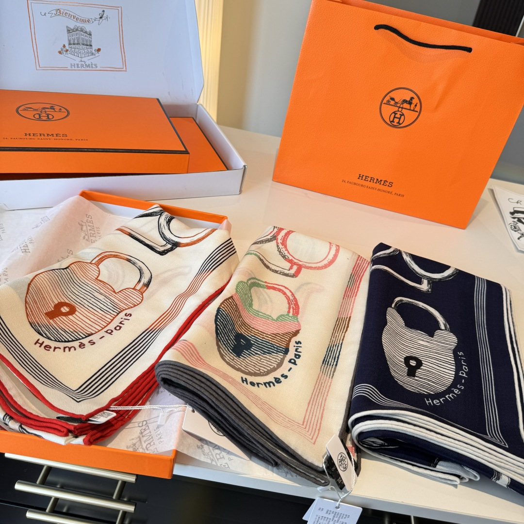  “马具故事的诗意回顾”140双面披肩
设计师 弗洛伦斯·曼里克（Florence Manlik）

尺