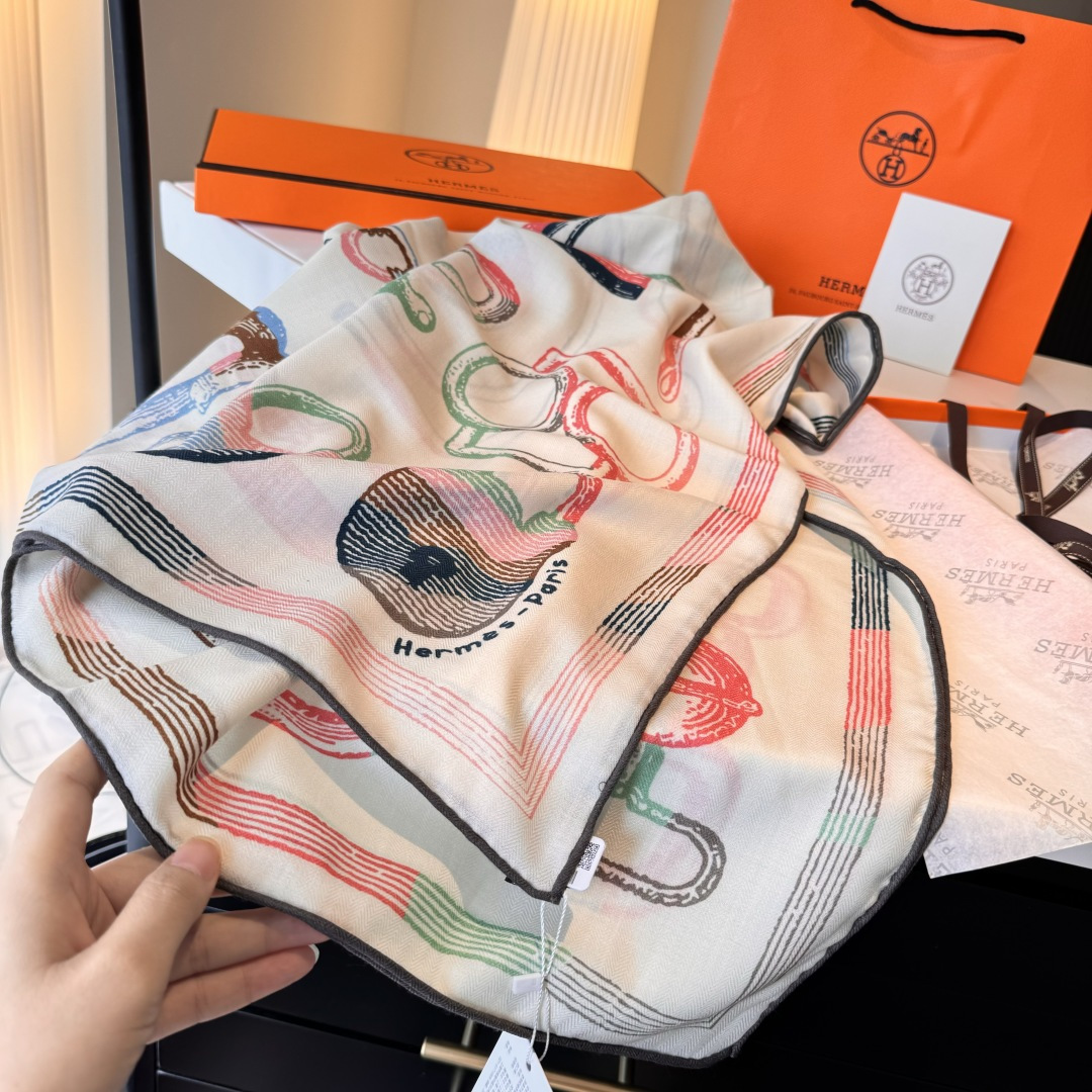  “马具故事的诗意回顾”140双面披肩
设计师 弗洛伦斯·曼里克（Florence Manlik）

尺