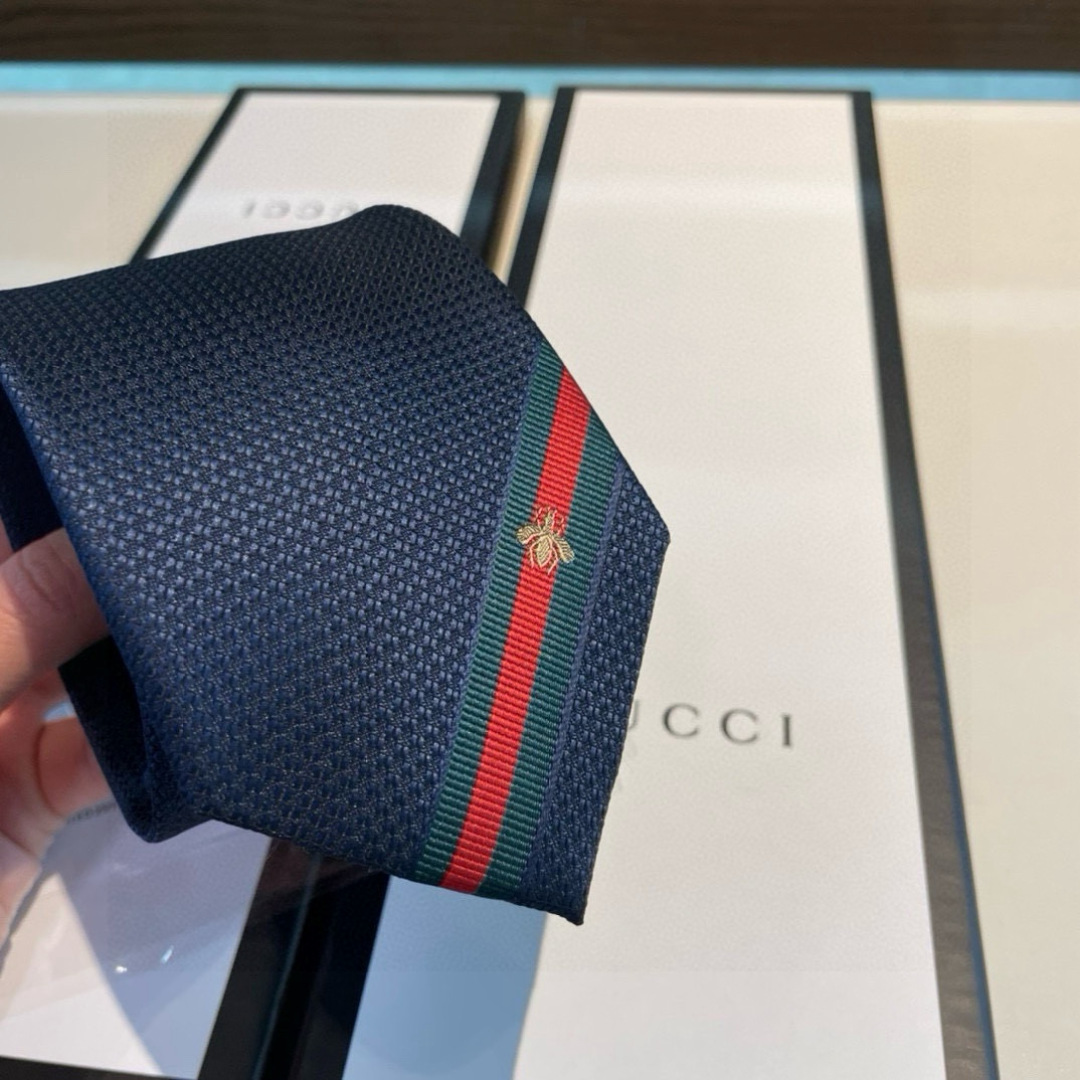 特价 蜜蜂图案作为Alessandro Michele的标志性细节之一呈现，位于织带条纹之上。 Gucc