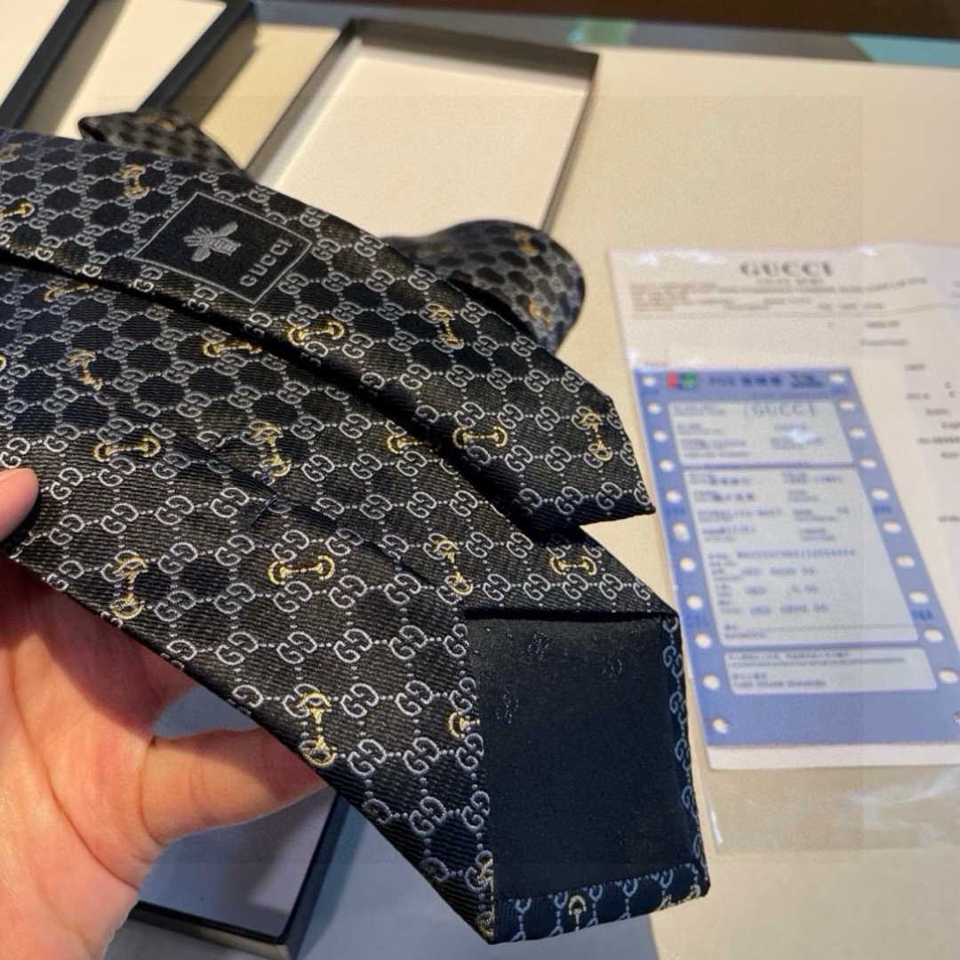 特价👏👏Dior家款新领带 👔👔Dior男士CD提领花带 稀有😻😻展现精湛工手与时尚优雅理的想选择，这采