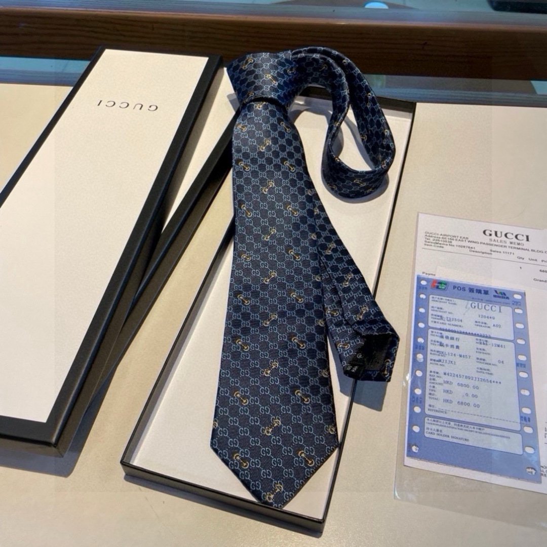 特价👏👏Dior家款新领带 👔👔Dior男士CD提领花带 稀有😻😻展现精湛工手与时尚优雅理的想选择，这采
