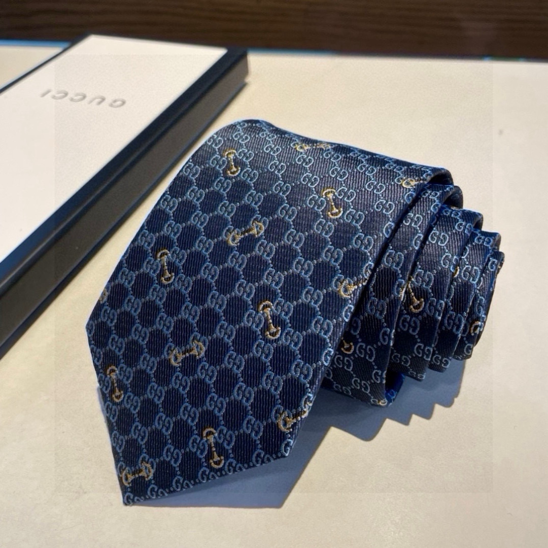 特价👏👏Dior家款新领带 👔👔Dior男士CD提领花带 稀有😻😻展现精湛工手与时尚优雅理的想选择，这采