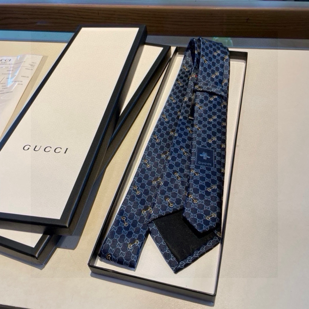 特价👏👏Dior家款新领带 👔👔Dior男士CD提领花带 稀有😻😻展现精湛工手与时尚优雅理的想选择，这采