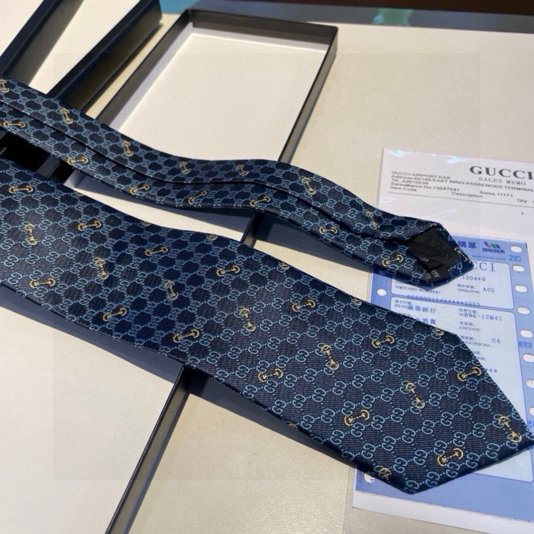 特价👏👏Dior家款新领带 👔👔Dior男士CD提领花带 稀有😻😻展现精湛工手与时尚优雅理的想选择，这采