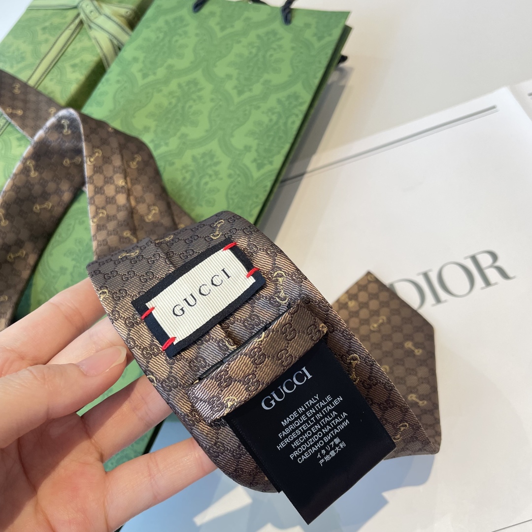 特价👏👏Dior家款新领带 👔👔Dior男士CD提领花带 稀有😻😻展现精湛工手与时尚优雅理的想选择，这采