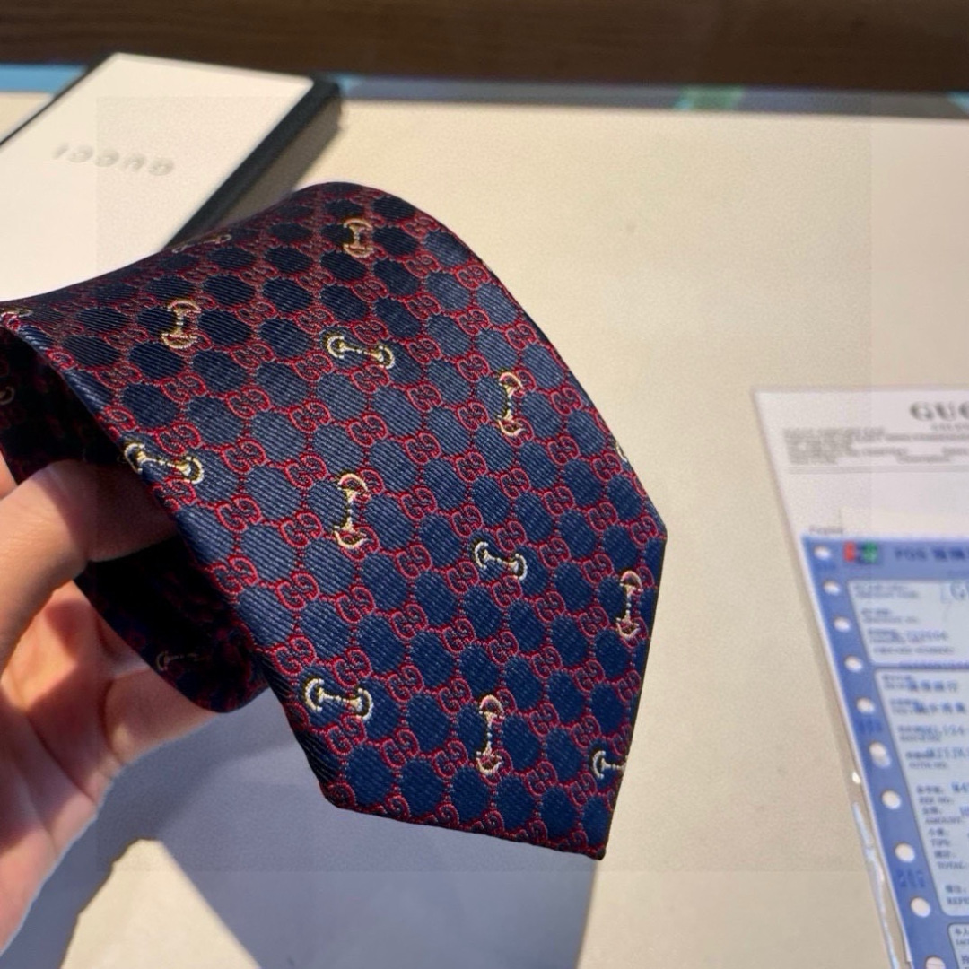 特价👏👏Dior家款新领带 👔👔Dior男士CD提领花带 稀有😻😻展现精湛工手与时尚优雅理的想选择，这采