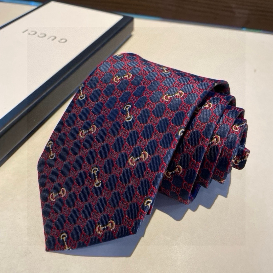 特价👏👏Dior家款新领带 👔👔Dior男士CD提领花带 稀有😻😻展现精湛工手与时尚优雅理的想选择，这采