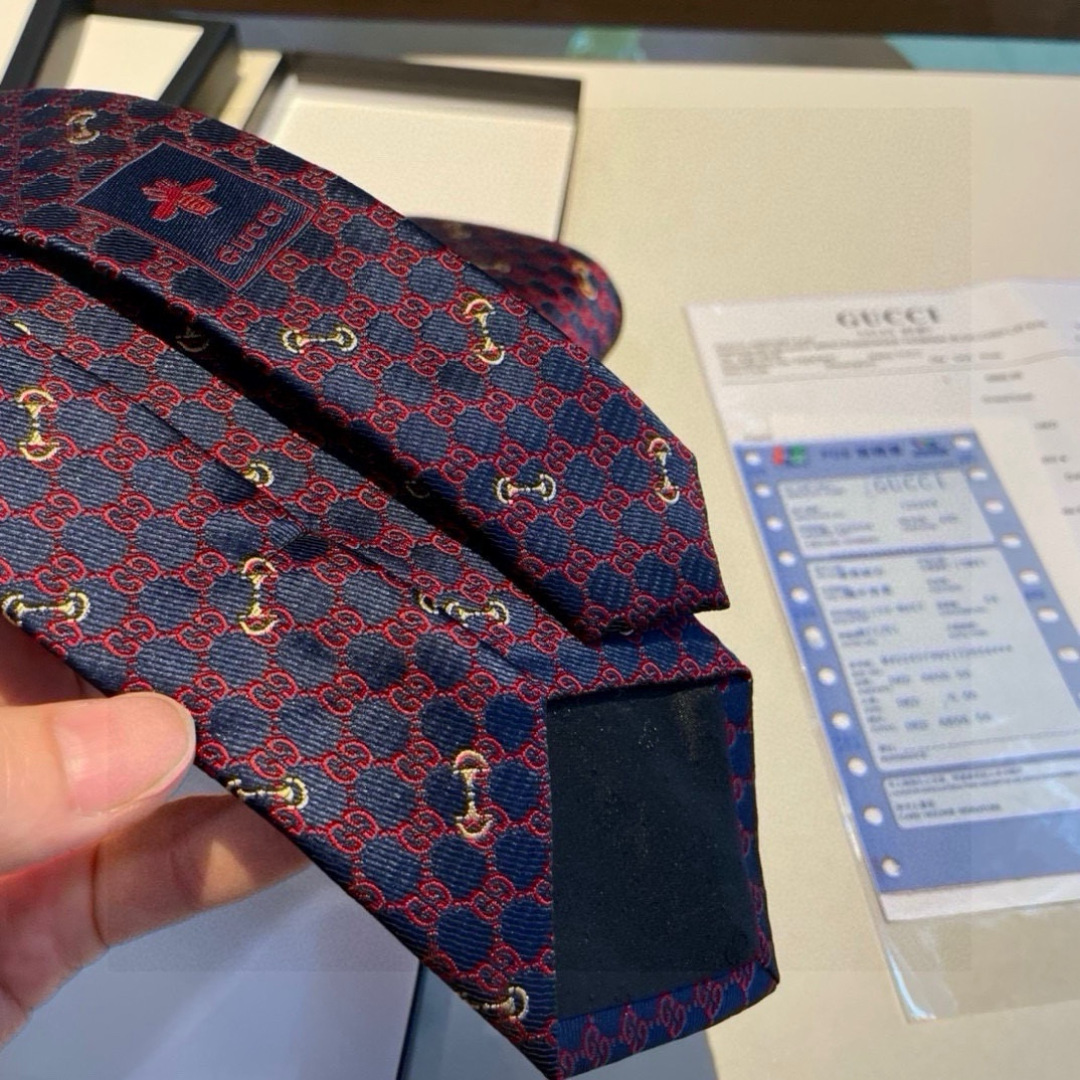 特价👏👏Dior家款新领带 👔👔Dior男士CD提领花带 稀有😻😻展现精湛工手与时尚优雅理的想选择，这采