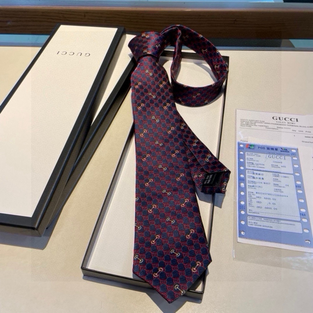 特价👏👏Dior家款新领带 👔👔Dior男士CD提领花带 稀有😻😻展现精湛工手与时尚优雅理的想选择，这采