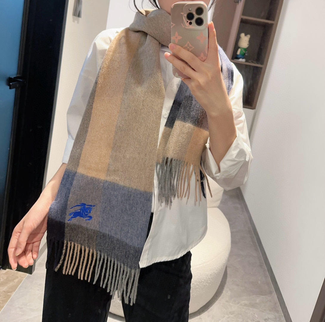 蓝马系列 ✨✨Burberry · 巴宝莉双面围巾❗好看的要疯掉了，太有型太有魅力了❗❗非常斯文时尚的秋
