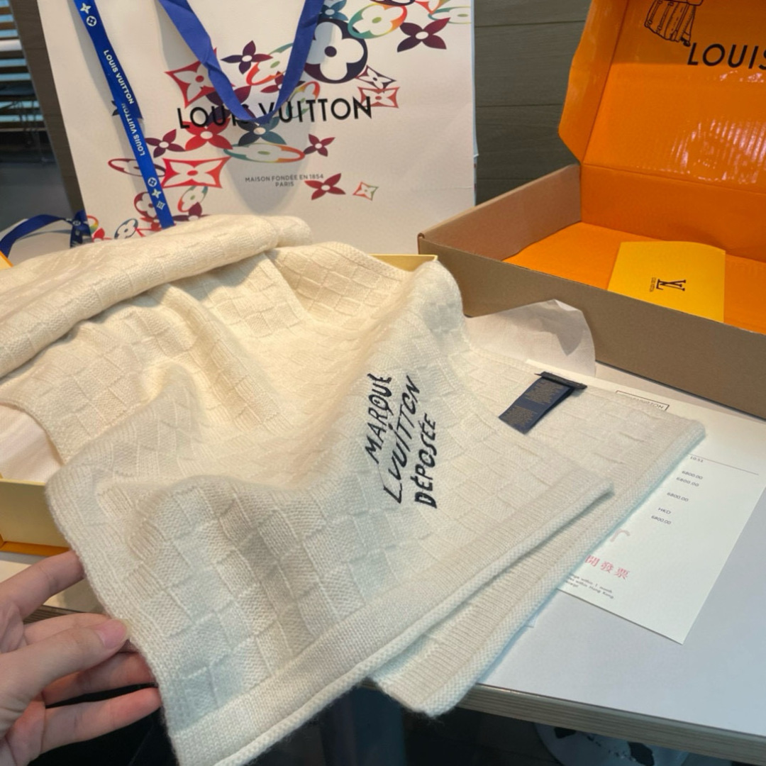  Damier Snug 围巾以绵羊毛针织呈现立体肌理，为 Pharrell Williams 创作的格