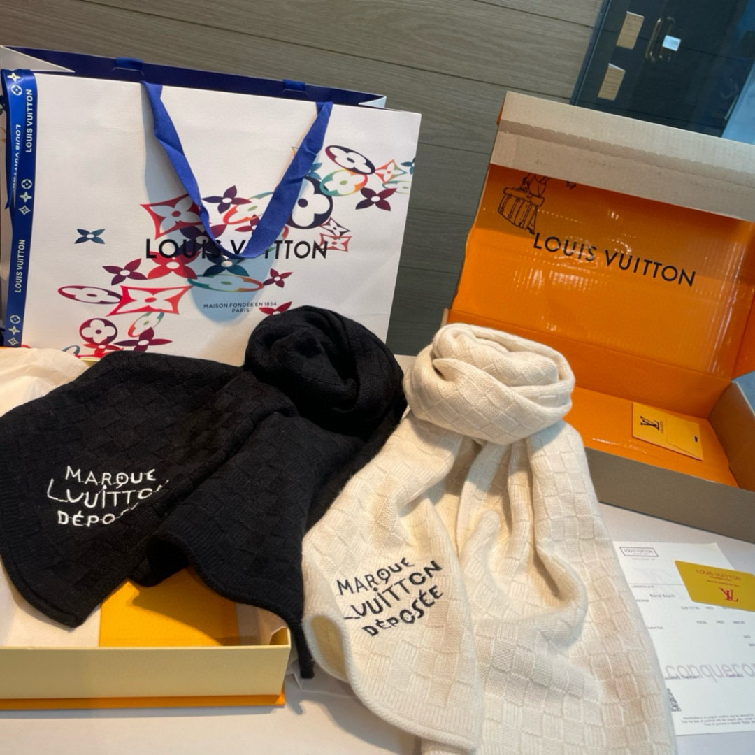  Damier Snug 围巾以绵羊毛针织呈现立体肌理，为 Pharrell Williams 创作的格