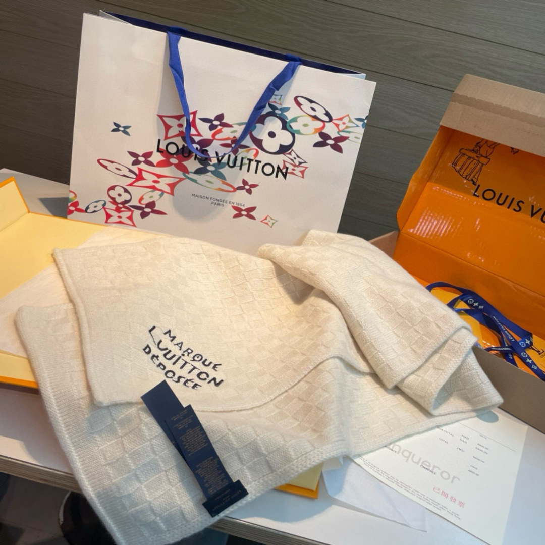  Damier Snug 围巾以绵羊毛针织呈现立体肌理，为 Pharrell Williams 创作的格