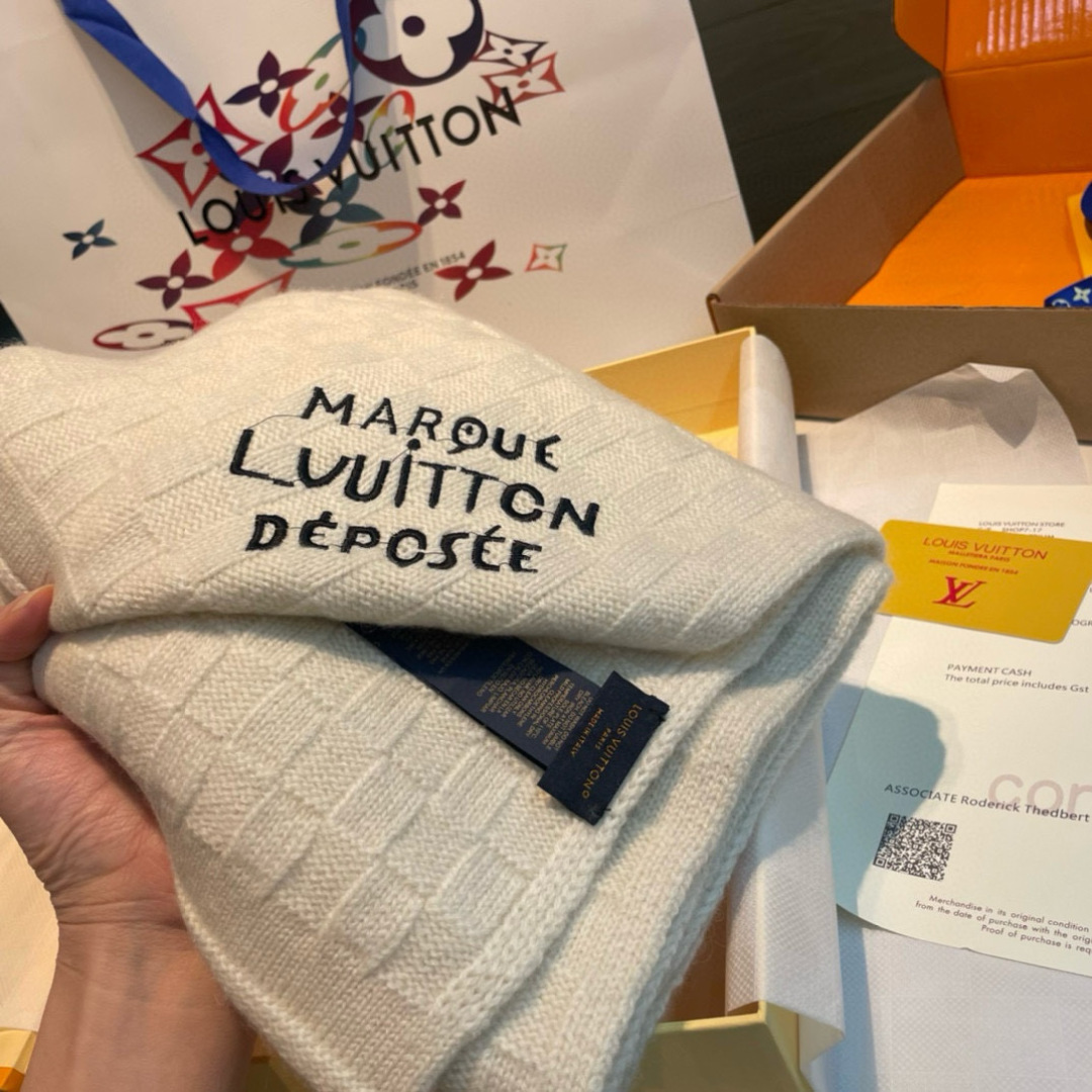  Damier Snug 围巾以绵羊毛针织呈现立体肌理，为 Pharrell Williams 创作的格