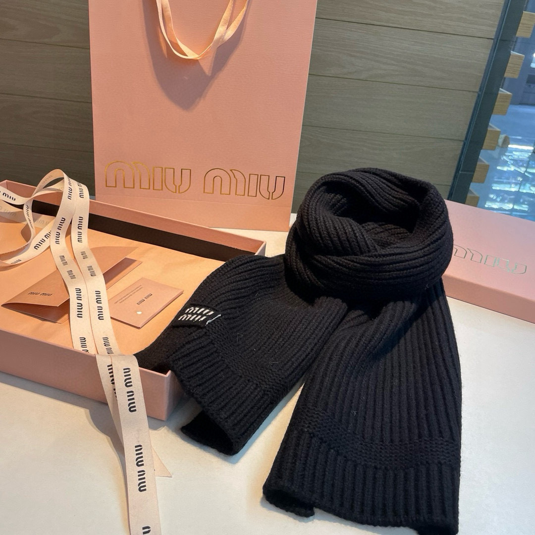  miumiu男女同款 又保暖又有质感的羊绒围巾，温暖一整个冬天，毛茸茸的好温暖，秋冬氛围感拉满，高级又