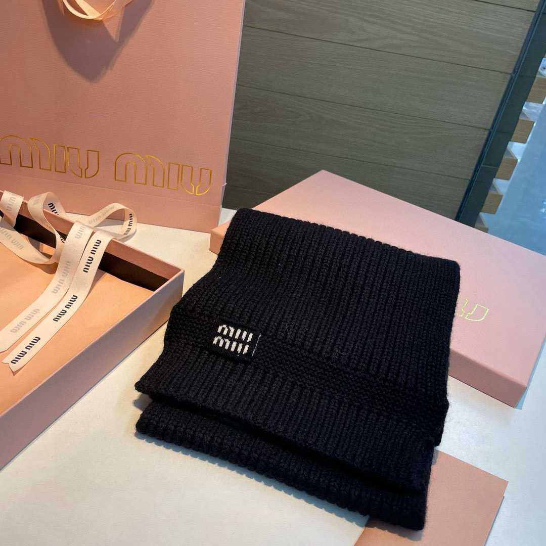  miumiu男女同款 又保暖又有质感的羊绒围巾，温暖一整个冬天，毛茸茸的好温暖，秋冬氛围感拉满，高级又