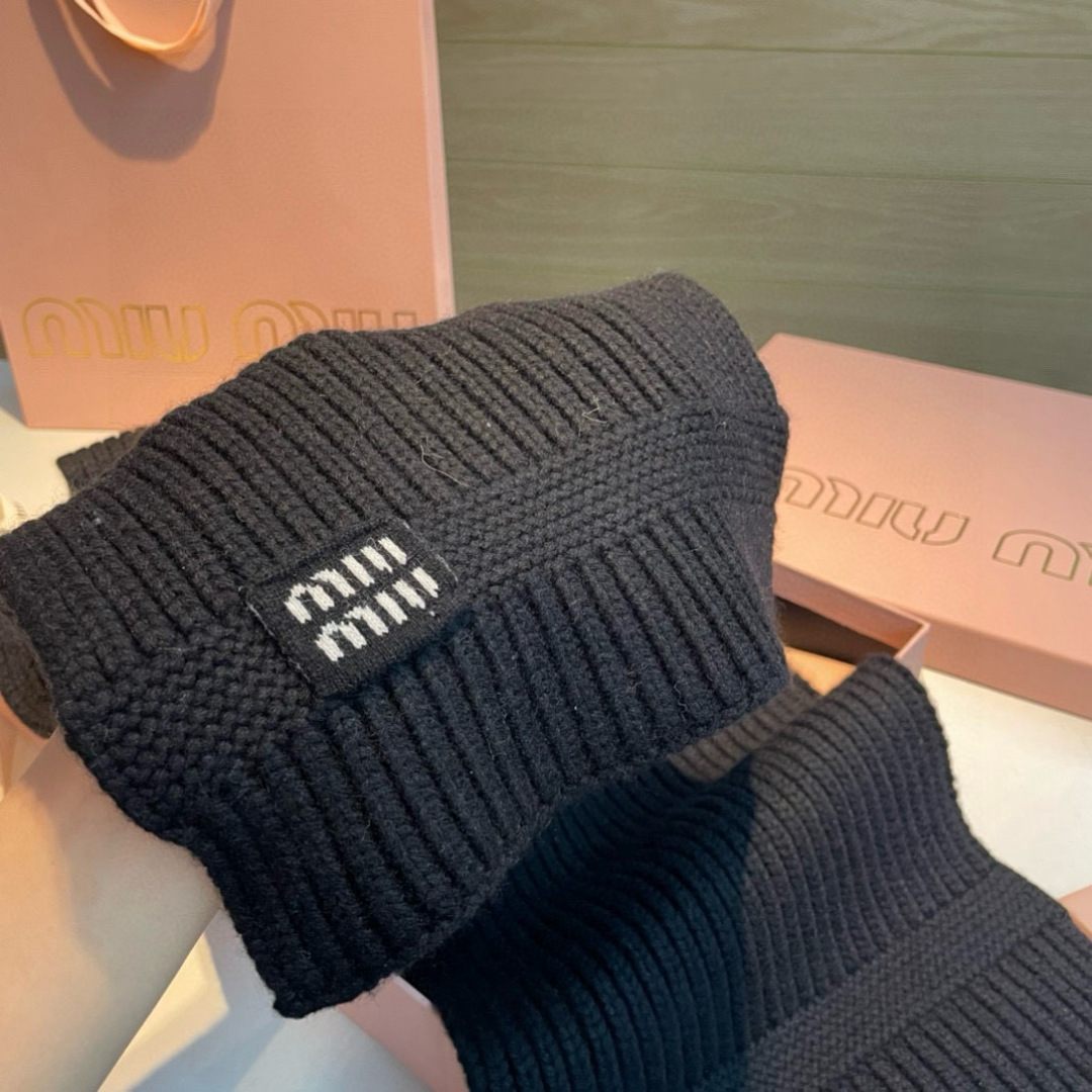  miumiu男女同款 又保暖又有质感的羊绒围巾，温暖一整个冬天，毛茸茸的好温暖，秋冬氛围感拉满，高级又