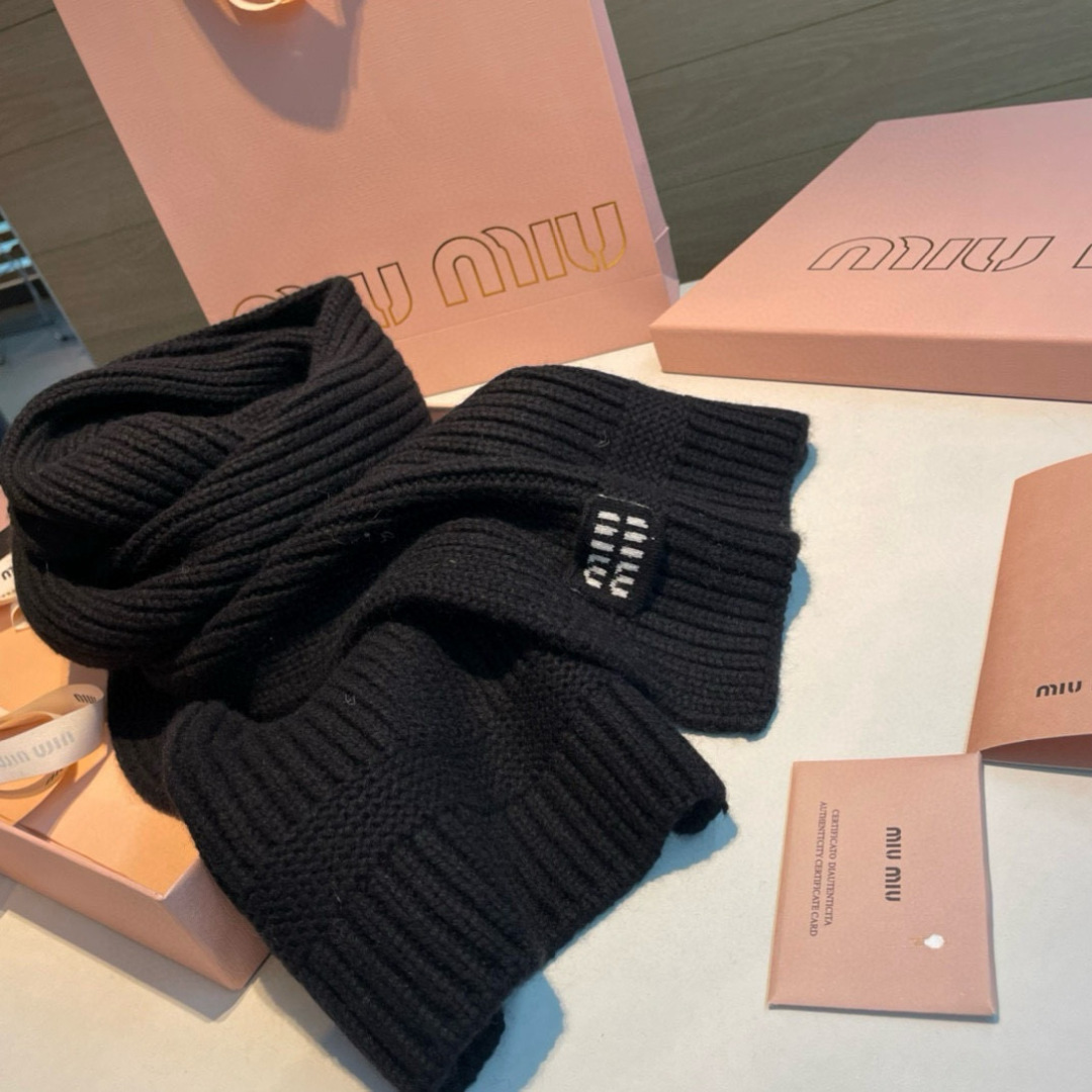  miumiu男女同款 又保暖又有质感的羊绒围巾，温暖一整个冬天，毛茸茸的好温暖，秋冬氛围感拉满，高级又