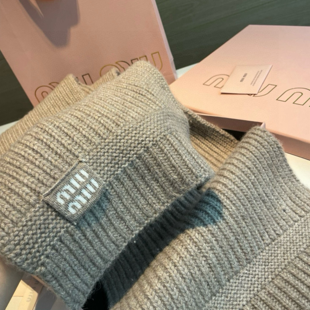  miumiu男女同款 又保暖又有质感的羊绒围巾，温暖一整个冬天，毛茸茸的好温暖，秋冬氛围感拉满，高级又