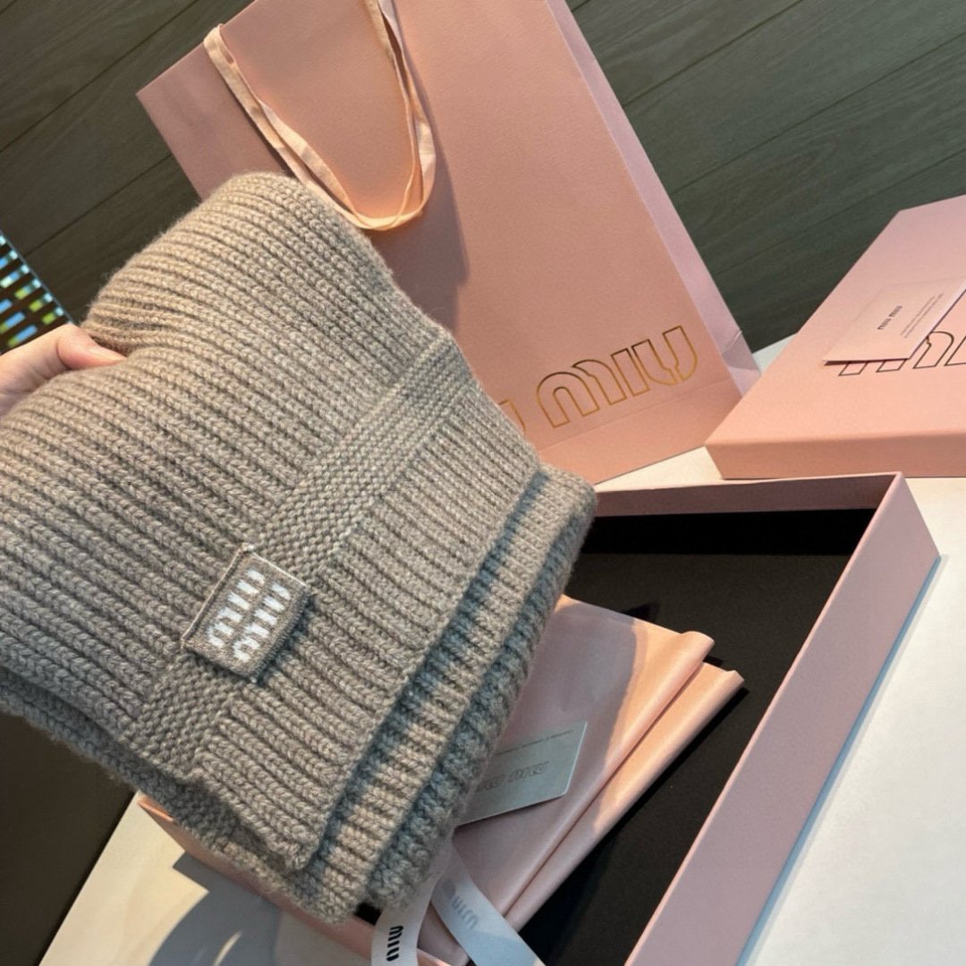  miumiu男女同款 又保暖又有质感的羊绒围巾，温暖一整个冬天，毛茸茸的好温暖，秋冬氛围感拉满，高级又