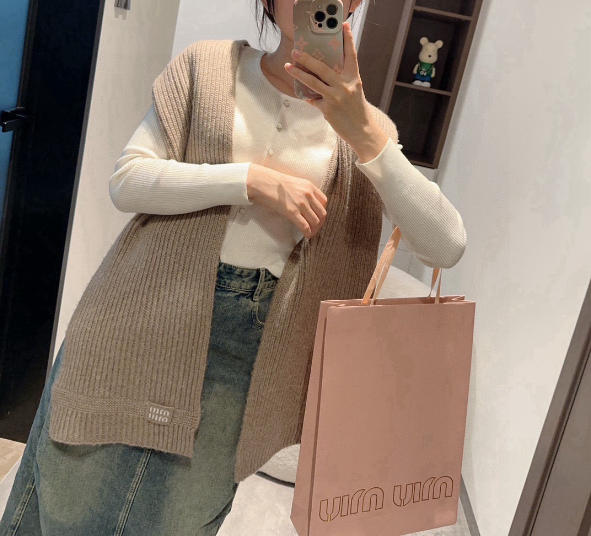 NO:340820,Miumiu same style as men and women, a cashmere scarf that is warm and textured, warms the whole winter, furry and warm, full of autumn and winter atmosphere, high-end and beautiful, size 30 high-end scarf, high-end scarf, miumiu19860909miumiu男女同款 又保暖又有质感的羊绒围巾,温暖一整个冬天,毛茸茸的好温暖,秋冬氛围感拉满,高级又好看,尺寸30高版本围巾,高版本围巾,miumiu,scarf