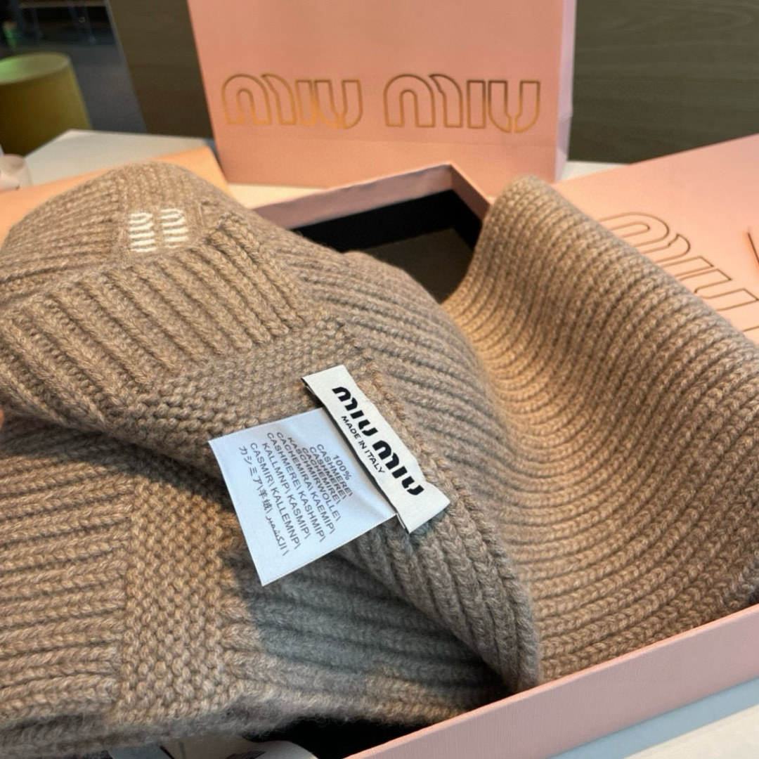  miumiu男女同款 又保暖又有质感的羊绒围巾，温暖一整个冬天，毛茸茸的好温暖，秋冬氛围感拉满，高级又