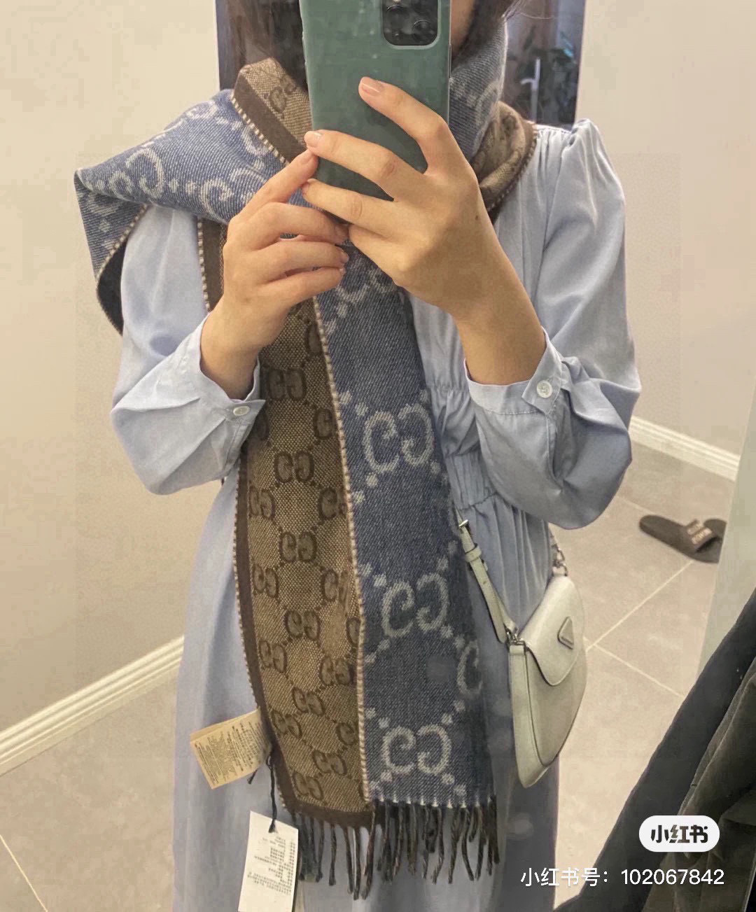 NO:340829,High quality, same style for men and women, Gucci new scarf, denim blue coffee, this contrasting color is so beautiful, the texture is soft and not tied to the neck, and it looks white, low-key luxury, superb and soft elite master-level fashionable scarf This Gucci wool jacquard scarf becomes more and more popular, the more you look at it, the more fashionable the craftsmanship and color matching you will know it is not ordinary. I really like this master-level fashionable feeling, and fashionable people with attitude will definitely like it!  This design is more relaxed, more advanced, more atmospheric, and more affordable. It is recommended to hold a scarf in your hand and still airy like holding a cloud. Finally, this biggest feature also has the design sense of jacquard craftsmanship, which perfectly presents the classic gglogo!  34*194cm, Lane wool, high-quality scarf without tying, high-quality scarf, gucci19860909高品质 男女同款,Gucci新款围巾,牛仔蓝咖啡这个撞色实在是太美啦,质地软软的不扎脖子,而且很显白,低调的奢侈感极品柔美精英高手级别的时髦感围巾这款Gucci羊毛提花围巾越看越爱,越看越时髦这种工艺和配色一看就知道不是一般的,非常非常喜欢这种高手级别的时髦感,有态度的时髦人一定会喜欢！这样的设计更舒展,更高级,更大气,更加经得起推荐围巾握在手里就跟握着云朵般的仍空气绵绵感真的非常高级最后,这个最大的特色还有提花工艺的设计感,将经典的gglogo另一种完美呈现！34*194cm,莱恩羊毛,手感不扎有质感高版本围巾,高版本围巾,gucci,scarf