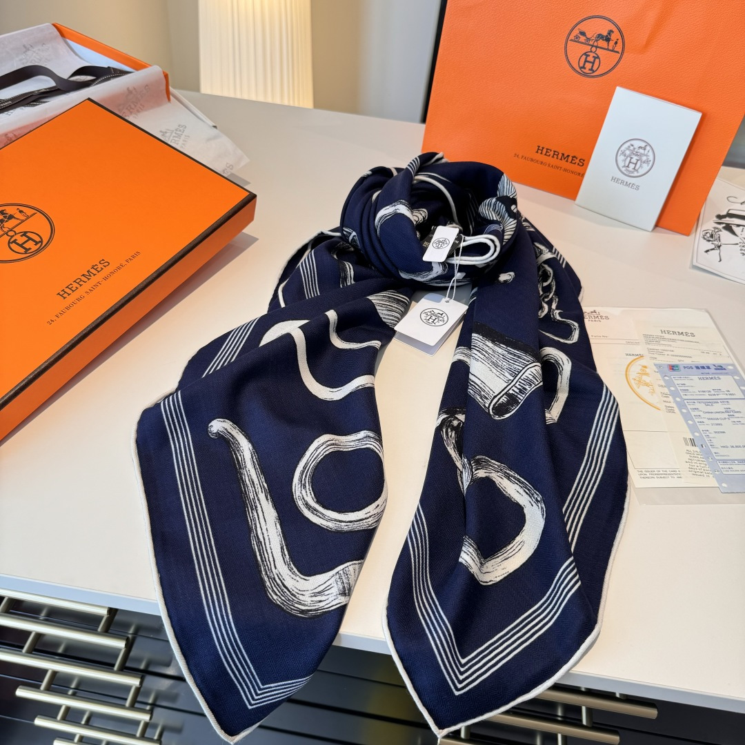  “马具故事的诗意回顾”140双面披肩
设计师 弗洛伦斯·曼里克（Florence Manlik）

尺