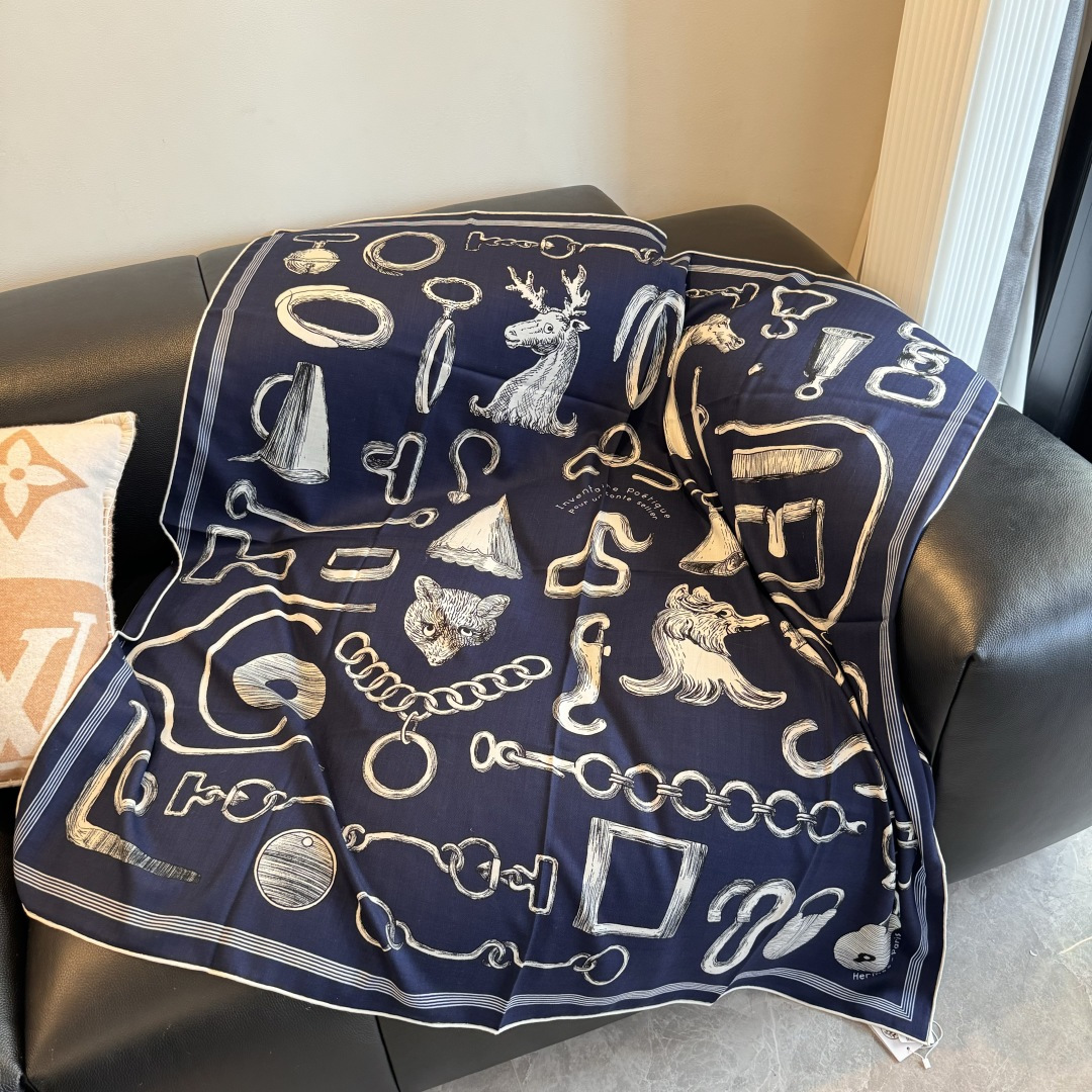  “马具故事的诗意回顾”140双面披肩
设计师 弗洛伦斯·曼里克（Florence Manlik）

尺