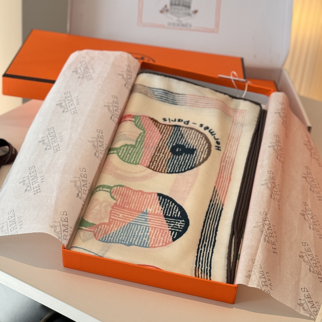  “马具故事的诗意回顾”140双面披肩
设计师 弗洛伦斯·曼里克（Florence Manlik）

尺