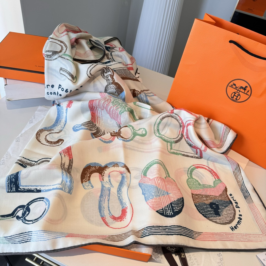  “马具故事的诗意回顾”140双面披肩
设计师 弗洛伦斯·曼里克（Florence Manlik）

尺