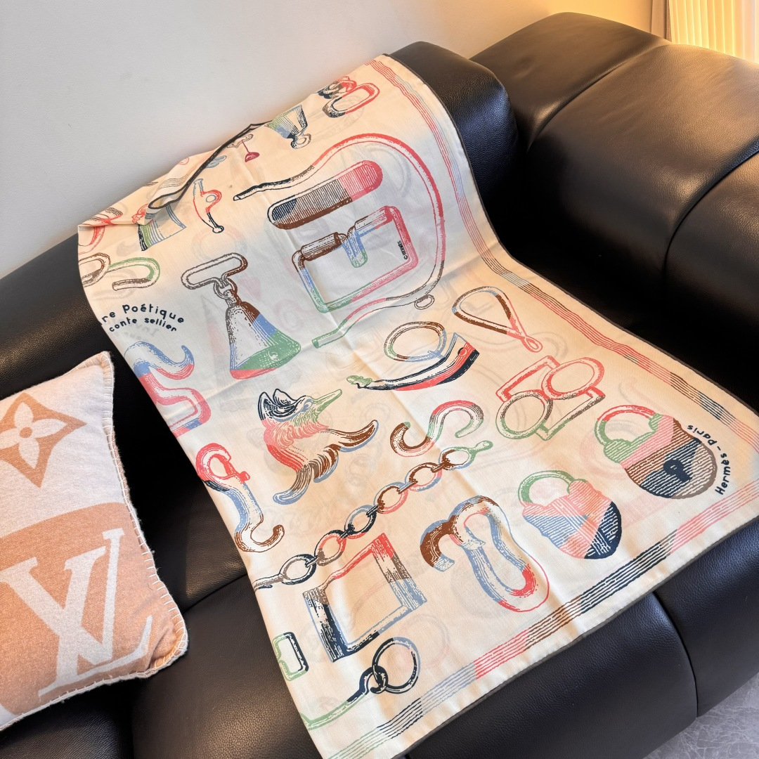  “马具故事的诗意回顾”140双面披肩
设计师 弗洛伦斯·曼里克（Florence Manlik）

尺