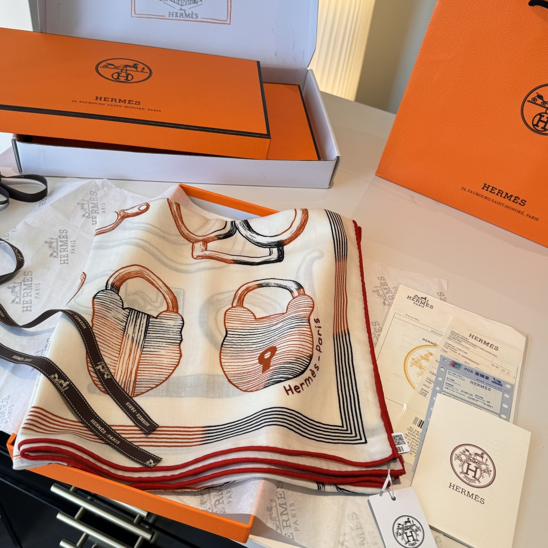  “马具故事的诗意回顾”140双面披肩
设计师 弗洛伦斯·曼里克（Florence Manlik）

尺