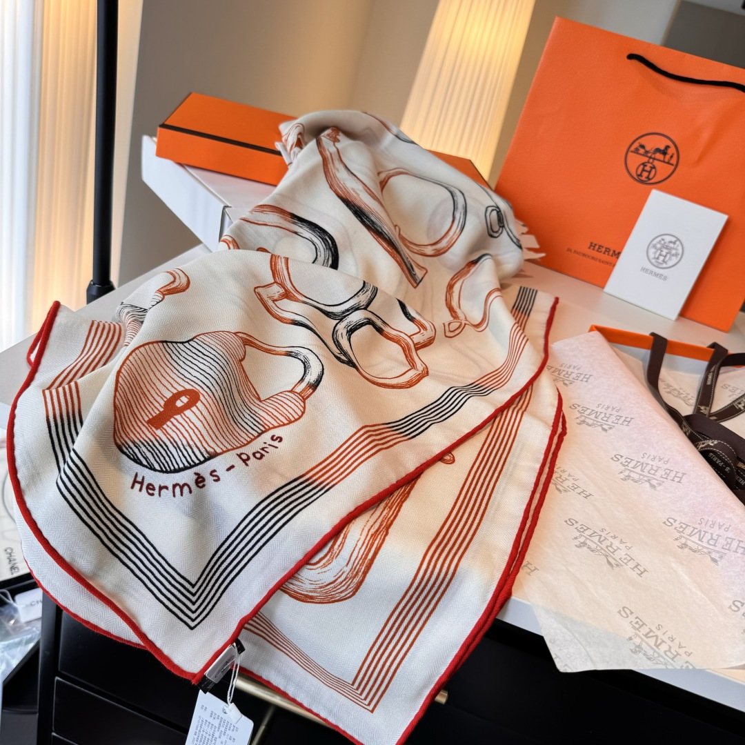  “马具故事的诗意回顾”140双面披肩
设计师 弗洛伦斯·曼里克（Florence Manlik）

尺