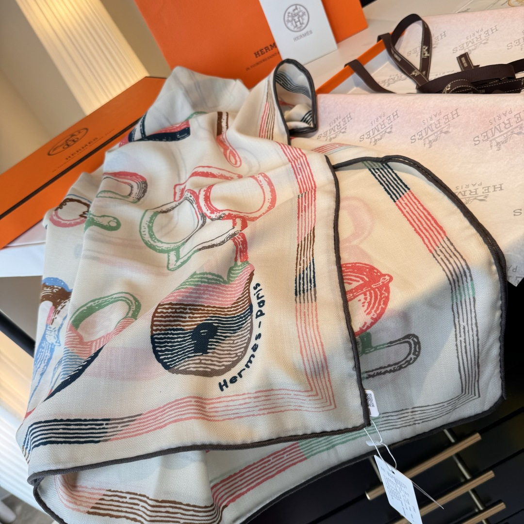  “马具故事的诗意回顾”140双面披肩
设计师 弗洛伦斯·曼里克（Florence Manlik）

尺