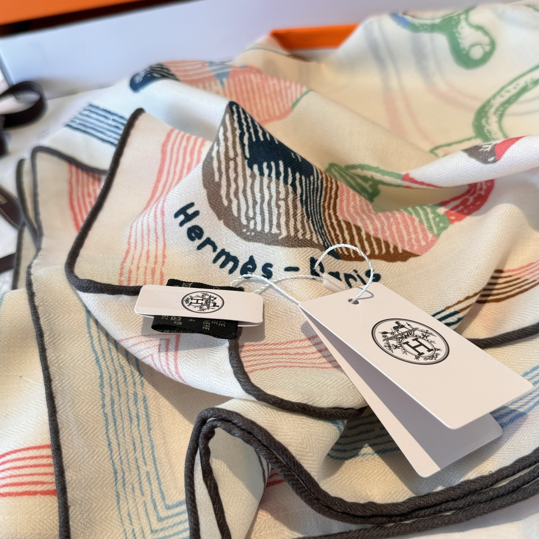  “马具故事的诗意回顾”140双面披肩
设计师 弗洛伦斯·曼里克（Florence Manlik）

尺