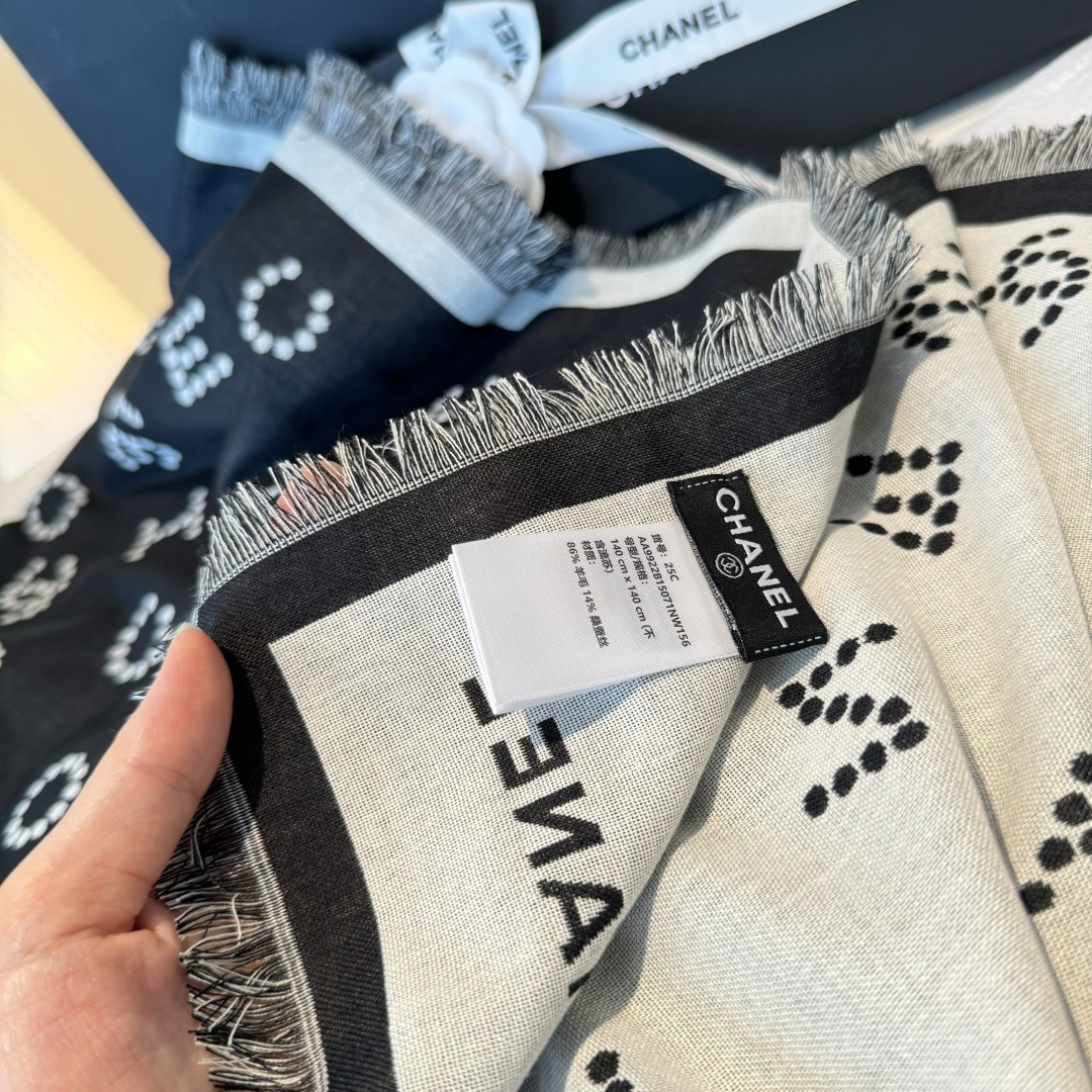  【2025新Chanel】 
经典茶花优雅Coco风，Chanel最新字母丝绒大方巾~气质到骨子里，香
