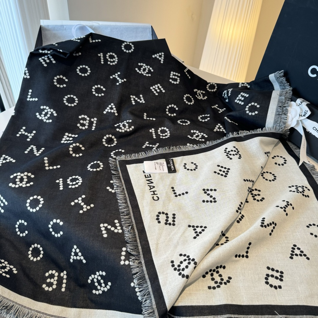  【2025新Chanel】 
经典茶花优雅Coco风，Chanel最新字母丝绒大方巾~气质到骨子里，香