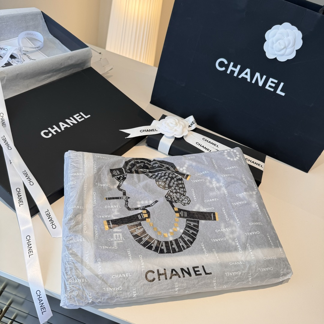  【2025新Chanel】 
经典茶花优雅Coco风，Chanel最新字母丝绒大方巾~气质到骨子里，香