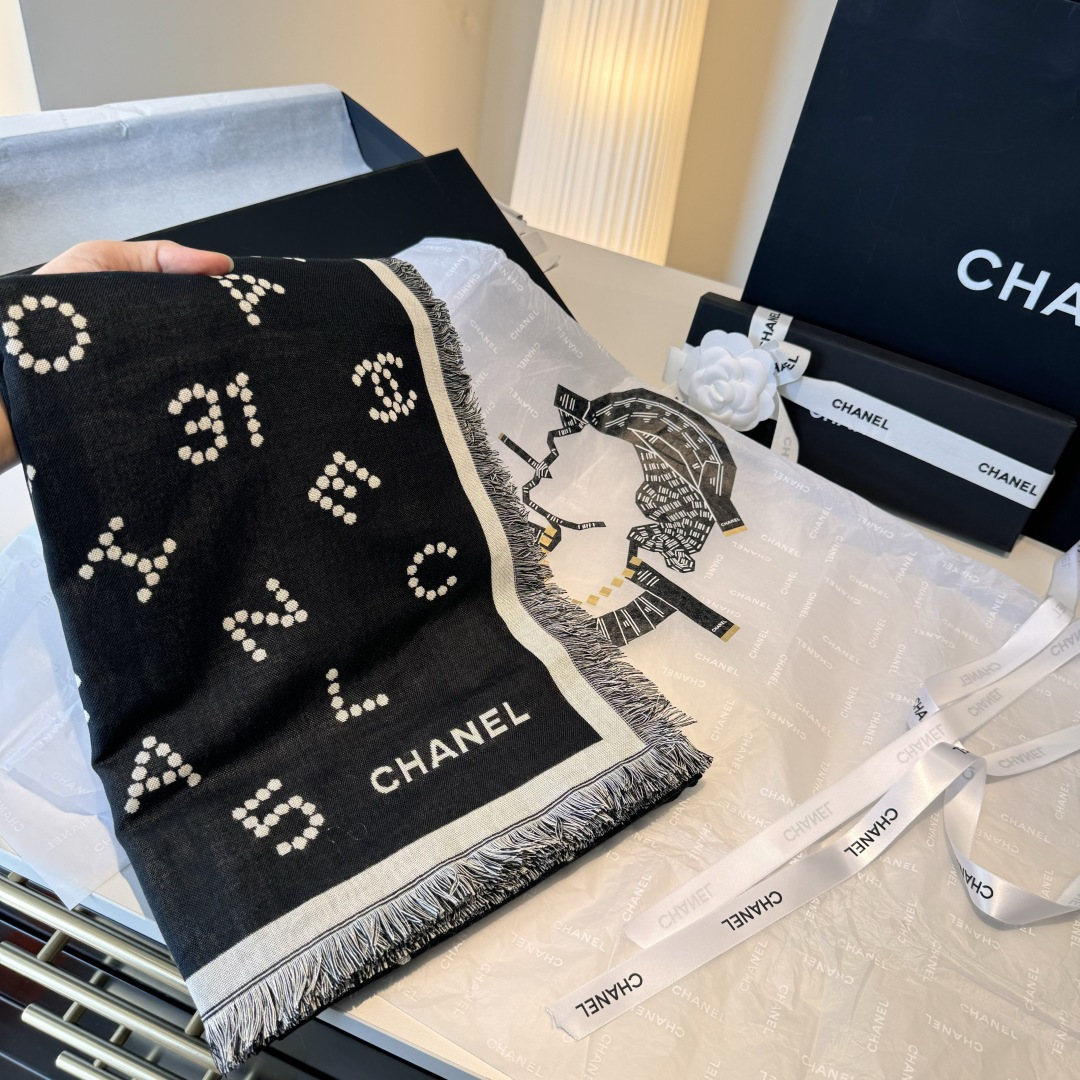  【2025新Chanel】 
经典茶花优雅Coco风，Chanel最新字母丝绒大方巾~气质到骨子里，香