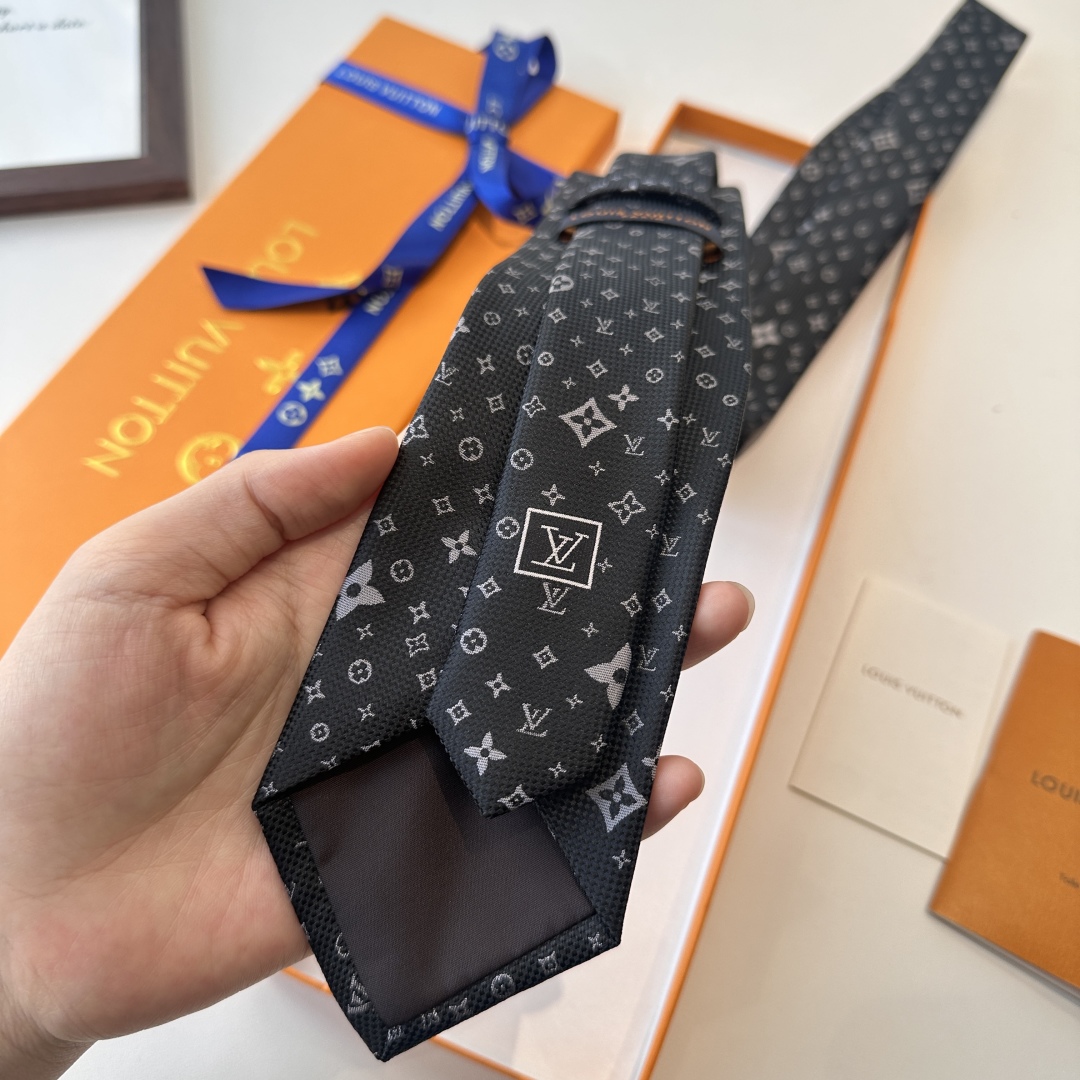 特价特价P 专柜同歩👔👔精致的小Logo提花，低调奢华大气的配色，这款领带将Lv标志性的Damier图案