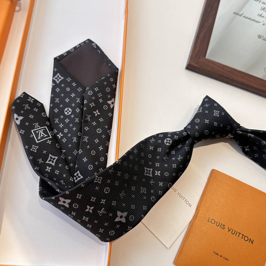 特价特价P 专柜同歩👔👔精致的小Logo提花，低调奢华大气的配色，这款领带将Lv标志性的Damier图案