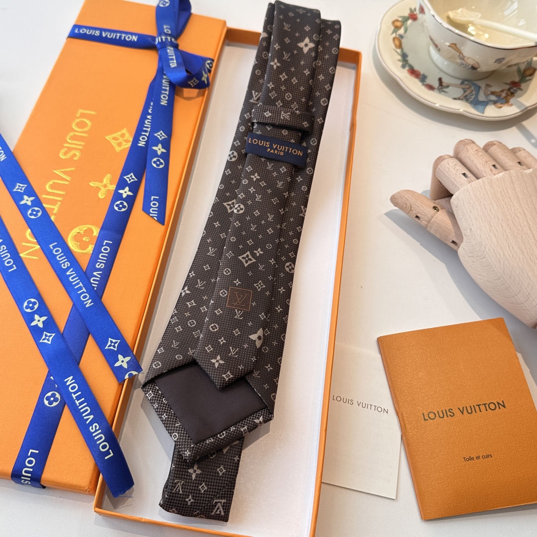 特价特价P 专柜同歩👔👔精致的小Logo提花，低调奢华大气的配色，这款领带将Lv标志性的Damier图案