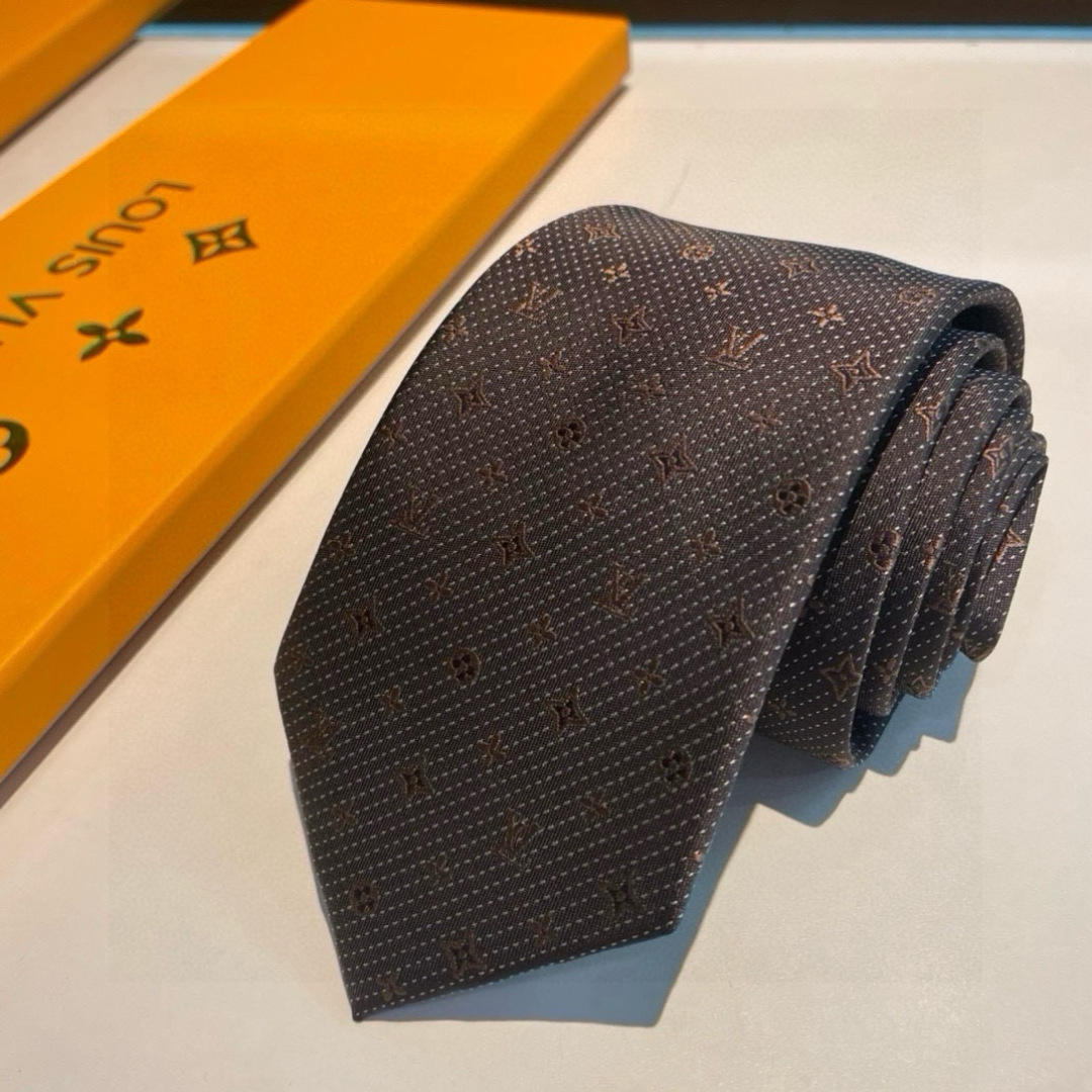 特价👏👏专柜同歩👔👔精致的小Logo提花，低调奢华大气的配色，这款领带将Lv标志性的Damier图案以同