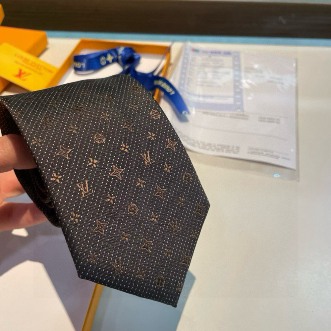 特价👏👏专柜同歩👔👔精致的小Logo提花，低调奢华大气的配色，这款领带将Lv标志性的Damier图案以同