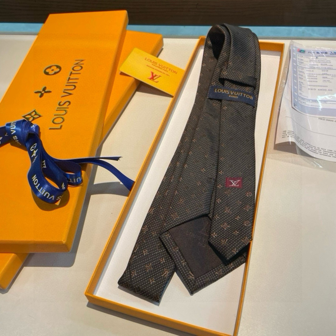 特价👏👏专柜同歩👔👔精致的小Logo提花，低调奢华大气的配色，这款领带将Lv标志性的Damier图案以同