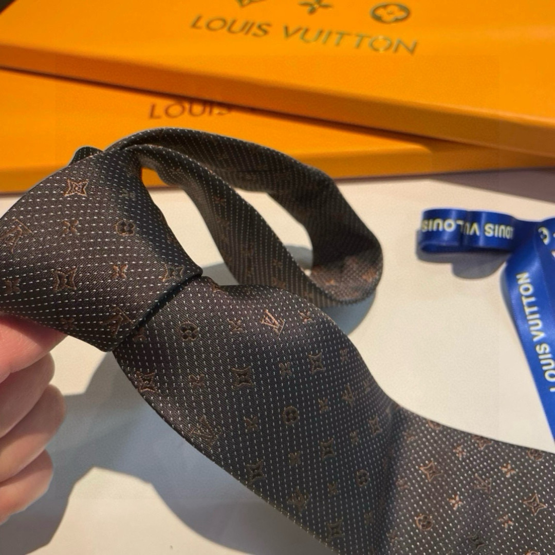 特价👏👏专柜同歩👔👔精致的小Logo提花，低调奢华大气的配色，这款领带将Lv标志性的Damier图案以同