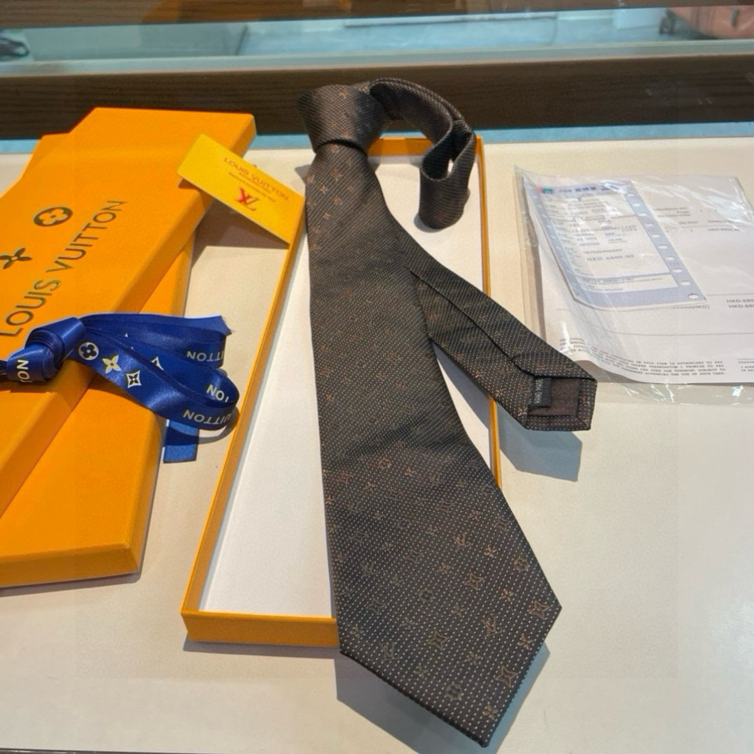 特价👏👏专柜同歩👔👔精致的小Logo提花，低调奢华大气的配色，这款领带将Lv标志性的Damier图案以同