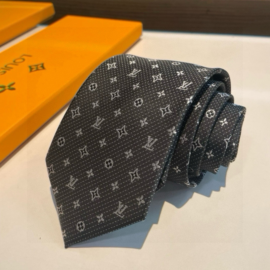 特价👏👏专柜同歩👔👔精致的小Logo提花，低调奢华大气的配色，这款领带将Lv标志性的Damier图案以同